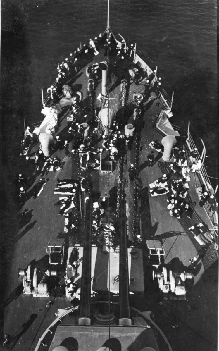 Crew of USS Connecticut (BB-18) relax on foredeck 