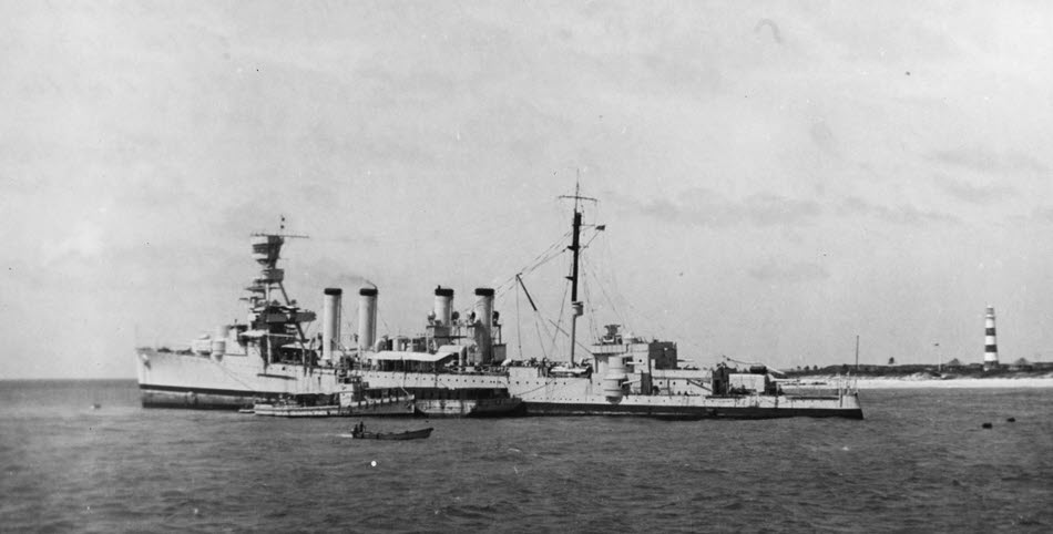 USS Omaha (CL-4) aground in the Bahamas, 1937 